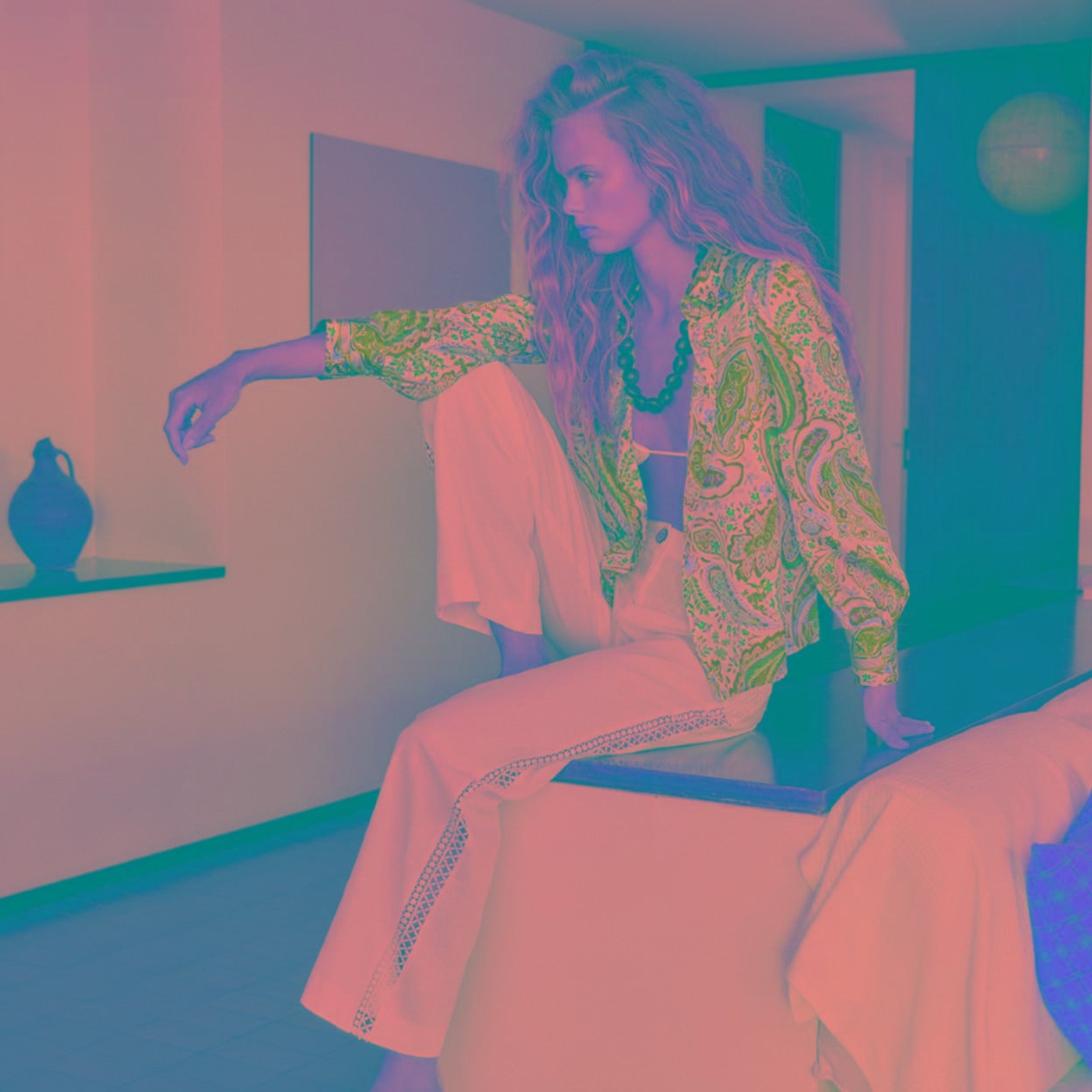 Todas deberíamos tener un pantalón blanco en nuestro fondo de armario de verano. Y hay un diseño de lino en Zara que no es como los demás. Descubre otras propuestas de Zara que están arrasando ahora mismo. ¿te las vas a perder? 