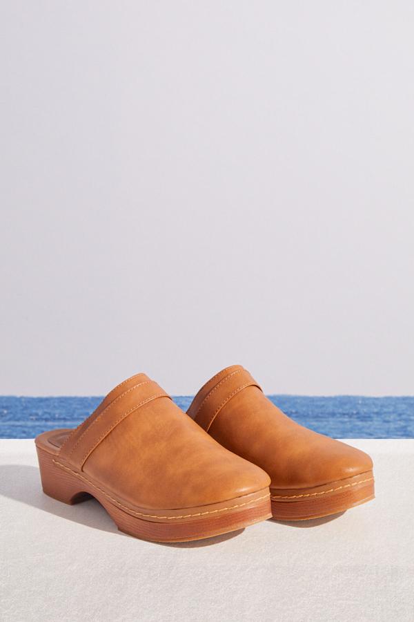 Zueco de piel en color camel. Es de un diseño ultraligero, incluso la suela tiene una combinación de materiales, con una altura de 3 cm. Es de Women’s Secret. Precio rebajado: 13,99 €. 