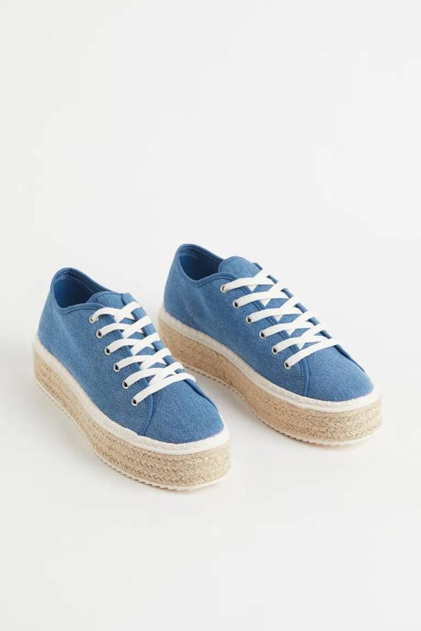 H&M nos trae este modelo confeccionado con sarga de algodón en tres colores: blanco, azul denim o beige.