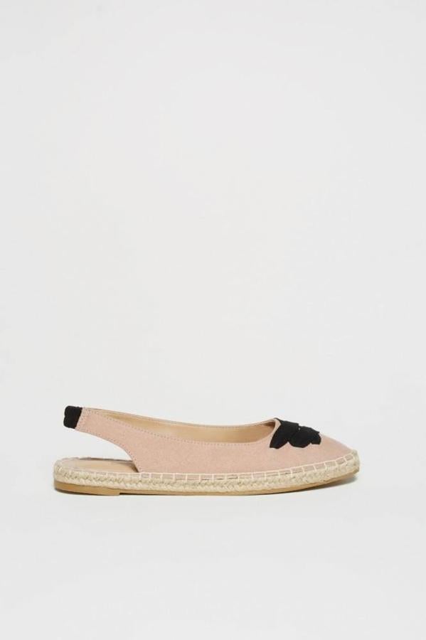 Sfera nos trae este modelo de color natural que cuenta con un detalle de cordones en el empeine.