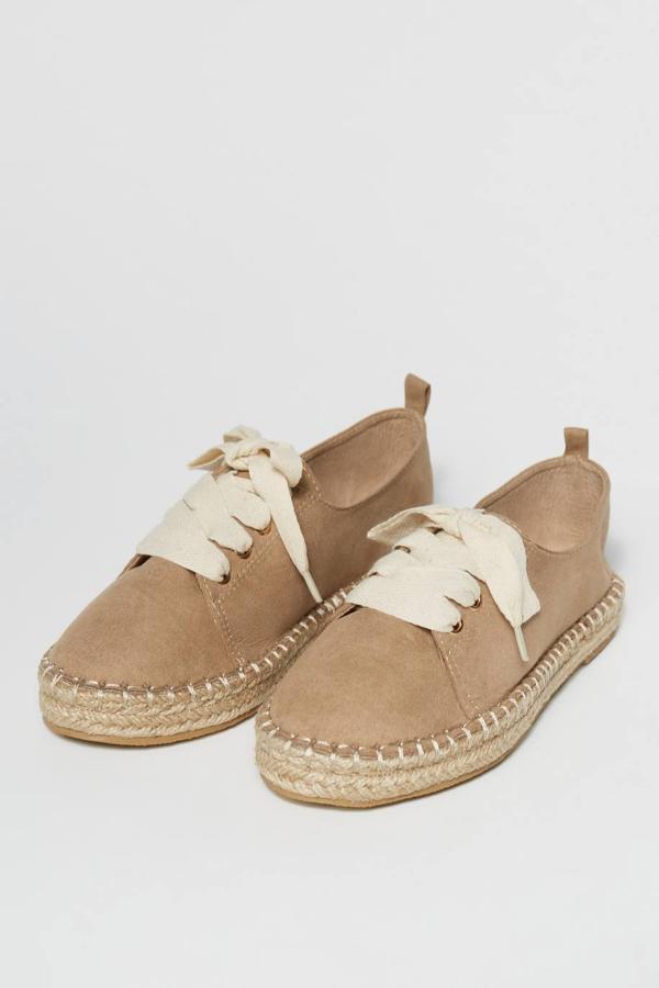 Estas de Sfera en color visón tienen la punta redondeada y un cierre mediante cordones.