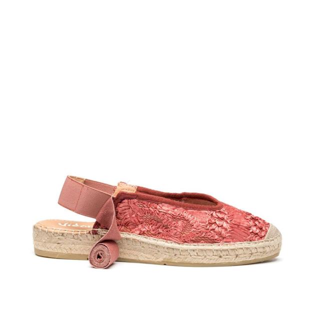 Estas en tono coral de la firma Vidorreta tienen un diseño destalonado y cuentan con un elástico.