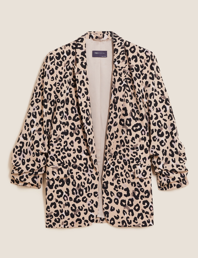 De nuevo, el animal print hace acto de presencia. Sin embargo, en esta ocasión con la manga fruncida como detalle estrella. Es de Mark & Spencer. Precio: 60 €.