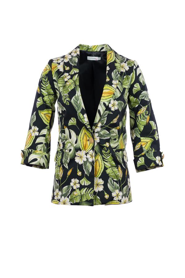 Su diseño floral en tonos verdes sobre fondo negro hace que esta blazer destaque. Convirtiéndose en el centro de todas las miradas. Es de Olimara. Precio: 79,95 €.