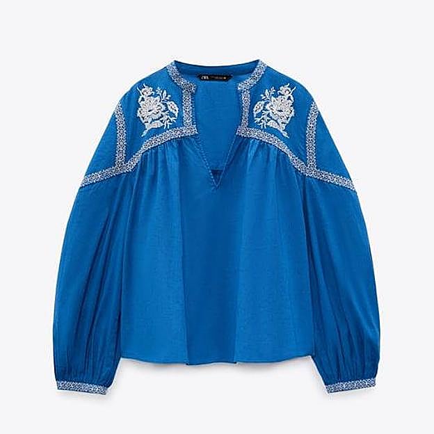 La blusa color coblato está rebajada a 15,99 euros