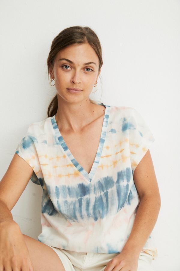 Blusa de manga corta con escote de pico para lucir cuello y clavículas. Es de Eseoese. Precio: 35,90 €.