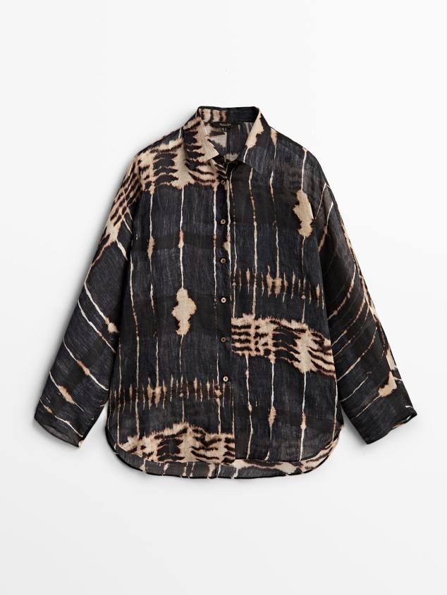 Blusa tie dye confeccionada en tejido 100% ramio. Su diseño oversize es perfecto para llevarla anudada o a modo de vestido ahora en verano. Es de Massimo Dutti. Precio: 49,95 €. 