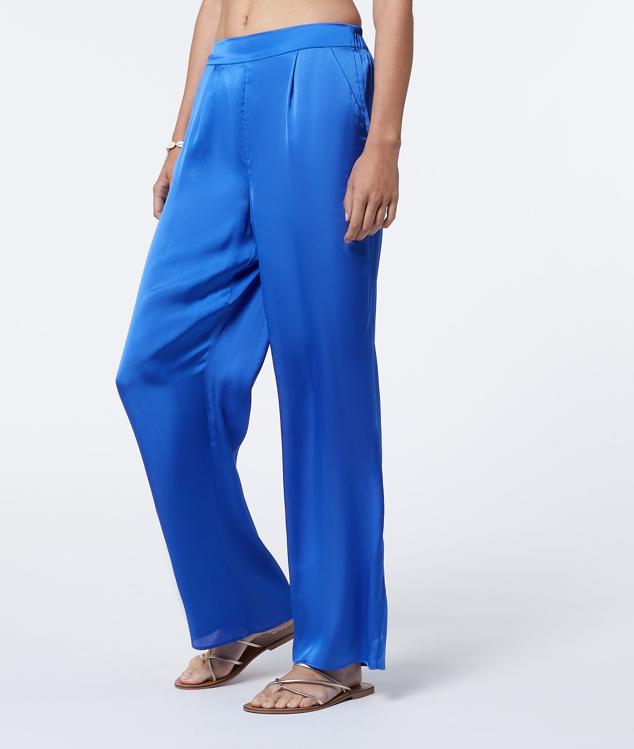 Con inspiración noventera y en las playas californianas. Este pantalón será perfecto para lucirlo con tops veraniegos, pero también con prendas más formales. Es de Etam. Precio: 30 €. 