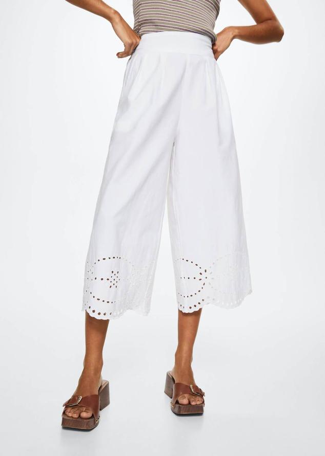 Pantalón estilo culotte en tejido de algodón blanco, con pernera ancha, largo cropped, talle alto y detalles bordados, de Mango. Cómpralo rebajado por 15,99 euros.