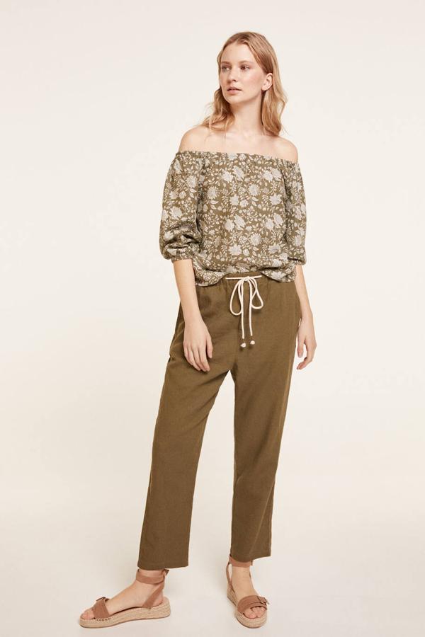 Jogger en lino con silueta relajada, bolsillos laterales, corte amplio y cintura ajustable mediante cordones, en kaki, de Springfield. Cuestan rebajados 12,99 euros. Cómpralo aquí