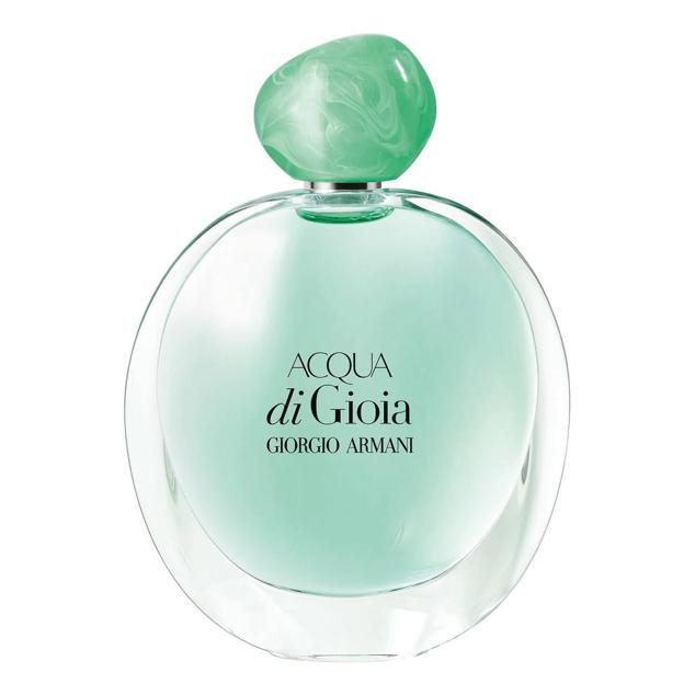 Acqua Di Gioia de Giorgio Armani es como una suave, refrescante, relajante y placentera brisa de mar, con un corazón que guarda la esencia de la alegría. Tiene notas de salida de limón de Amalfi, junto a agua de jazmín, menta, cedro, ládano francés y azúcar moreno. Cómpralo aquí