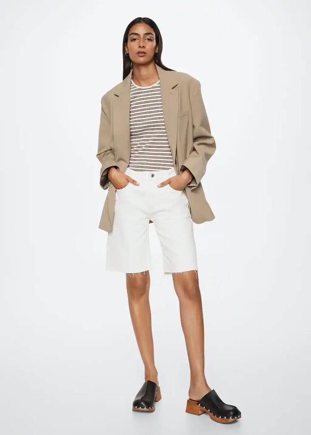 En Mango encontrarás estas bermudas vaqueras que tienen un diseño recto y de tiro medio.