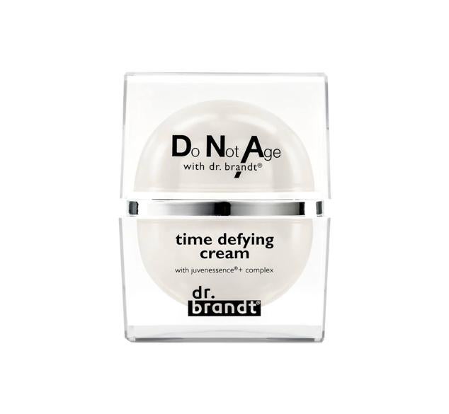 La Do Not Age Time Defying Cream de Dr. Brandt protege y nutre la piel para darle un aspecto saludable.  Cómpralo aquí