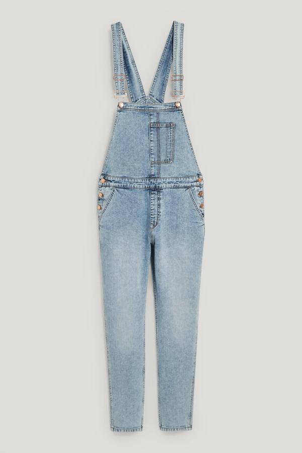 Peto denim firme con efectos deslavados. Diseñado con tirantes de largo ajustable y tapetas abotonadas a los lados. Es de C&A. Precio: 39,99 €. 