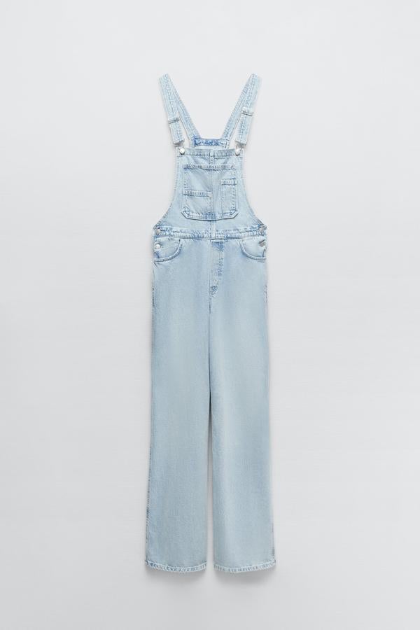 Peto de escote recto en tejido denim claro. Destaca por ser de corte recto y por tener múltiples bolsillos en la parte frontal. Es de Zara. Precio: 39,95 €. 