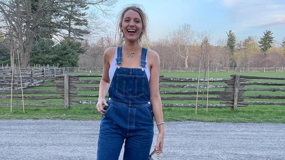 Los petos vaqueros son atemporales, versátiles y cómodos