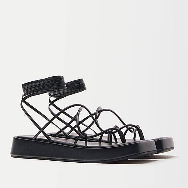 Estas sandalias atadas tienen un diseño de tiras