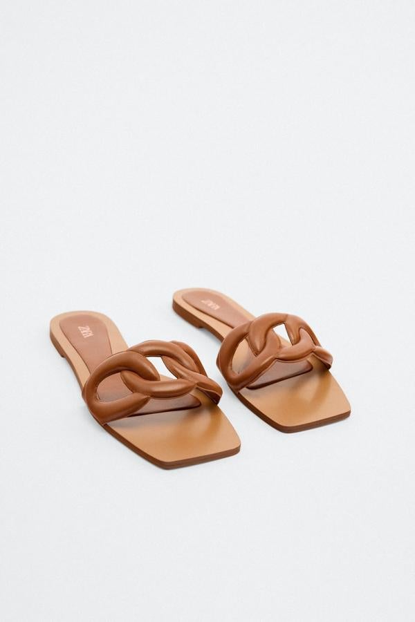 Este tipo de calzado se ha convertido en el más buscado de las colecciones veraniegas de Zara. Completamente plano y en un tono que podrás llevar con todo. Sandalias planas trenzadas de Zara (29,99 euros). 