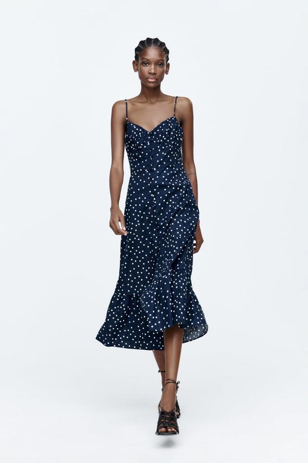 Hay estampados que van inevitablemente asoaciados al verano. Y uno de ellos es el de lunares. Vestido midi de tirantes de Zara (35,99 euros). 