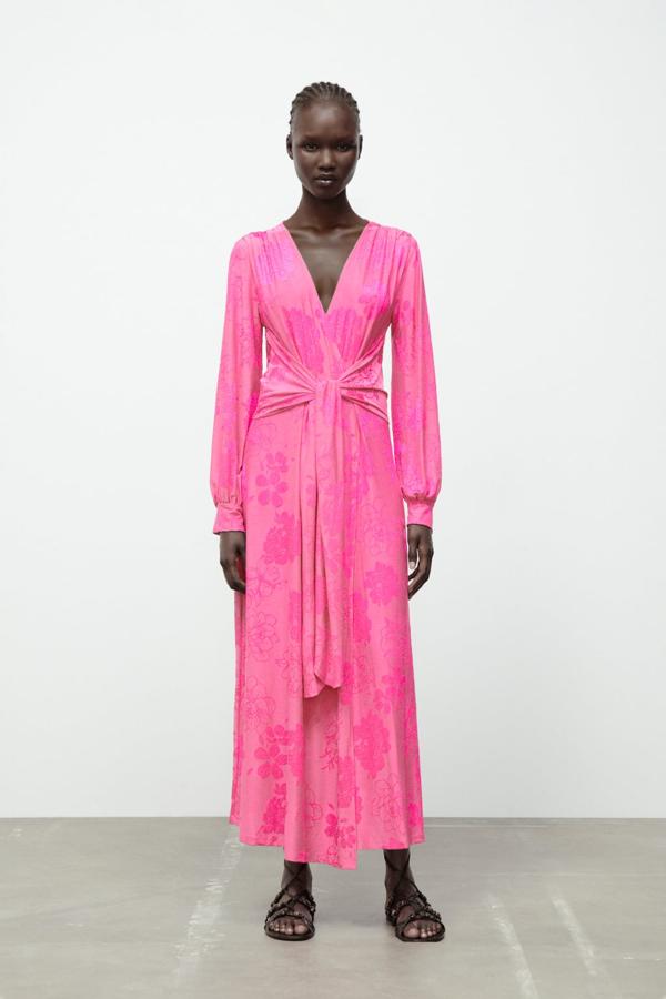 Este diseño midi de manga larga se ha convertido en el más codiciado de Instagram. De color rosa fucsia y con un nudo delantero te acompañará en los planes más formales del verano. Vestido de fiesta de Zara (39,99 euros). 