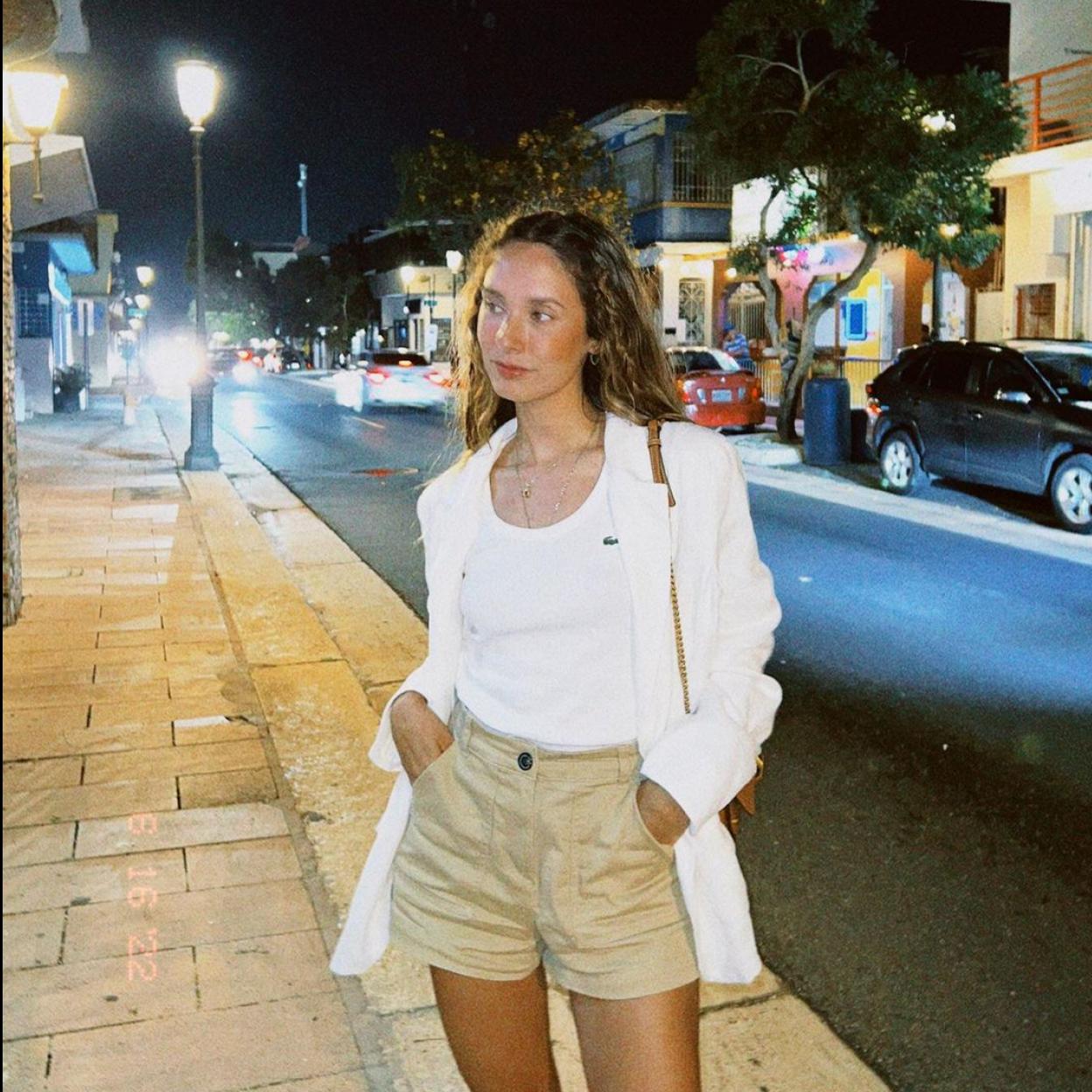 Bermudas de lino que son cómodas, fresquitas y combinan bien con tops cortos