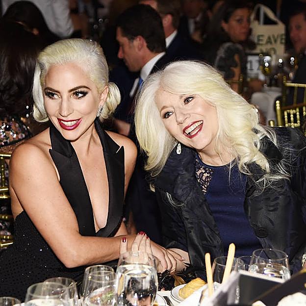 Cynthia Germanotta con su hija, Lady Gaga, en la gala de premios de The National Board Review, en enero de 2019, cuando ganó el premio a mejor actriz por Ha nacido una estrella.