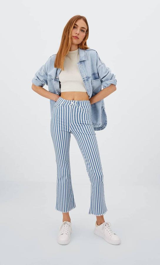 Pantalón flare en tejido de sarga con tiro alto, bolsillos, bajo acabado en línea evasé y estampado de rayas, de Stradivarius. Está disponible con descuento a 12,99 euros.