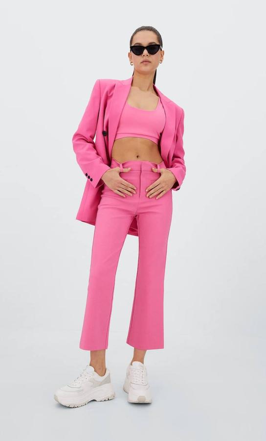 Pantalón de vestir tipo flare con tiro alto y bajo cropped ligeramente acampanado, disponible en cuatro colores, de Stradivarius. Lo encontrarás en rebajas por 12,99 euros.