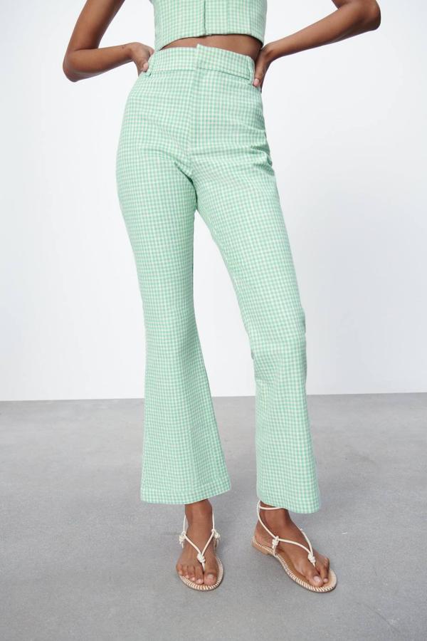 Pantalón mini flare con diseño cropped, tiro alto y estampado de vichy color verde, de Zara. Cómpralo con descuento por 9,99 euros.