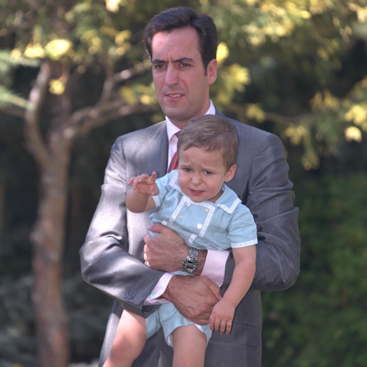 Una simpática foto de Jaime de Marichalar con sujetando a Froilán en una de sus características perretas de bebé. 