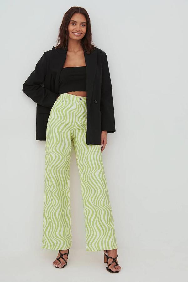 Vaqueros de diseño wide leg de tiro alto, con estampado de ondas en verde y crudo, de NA-KD. Tienen un precio en rebajas de 41,97 euros. Cómpralo aquí