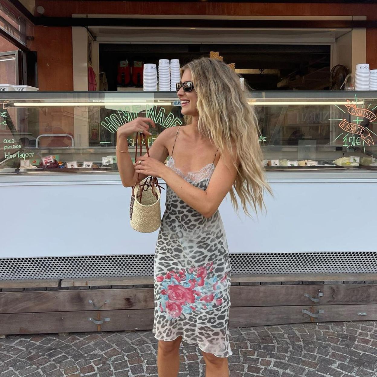 La influencer Emili Sindlev lleva vestido de leopardo de inspiración lencera. 