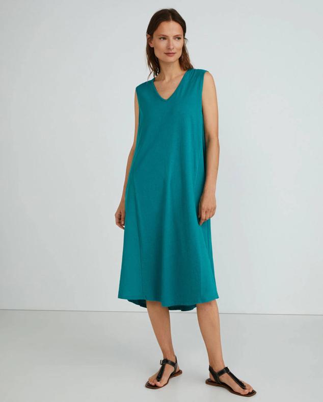 Este vestido de Woman El Corte Inglés tiene un diseño sin mangas y con el bajo asimétrico.