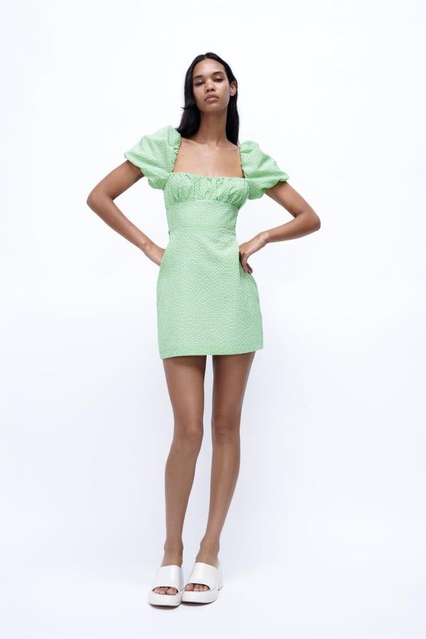 El vestido, en su mínima expresión, también admite espaldas descubiertas. Vestido con estampado de cuadros vichy de Zara (29,99 euros). 