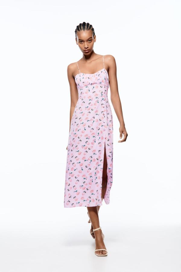 Los vestidos de corte lencero se alían con los estampados de flores para crear el diseño perfecto. Vestido de tirantes de Zara (29,99 euros). 