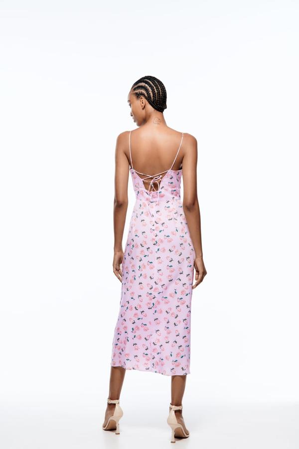 Los vestidos de corte lencero se alían con los estampados de flores para crear el diseño perfecto. Vestido de tirantes de Zara (29,99 euros). 