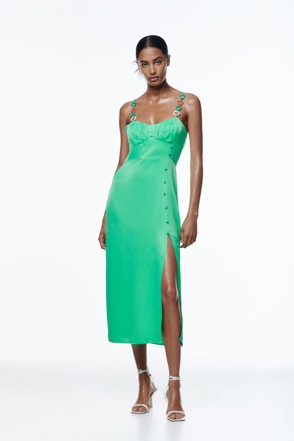 Un color que favorece cuando la piel está bronceada y que pupodrás edes llevar en cualquier momento. Vestido midi con abertura lateral de Zara (35,99 euros). 