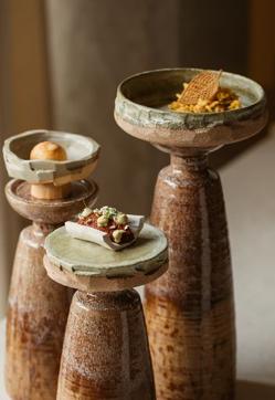 Imagen secundaria 2 - Restaurante Estrella Michelín La Gaia, imagen de Óscar Molina y fotogafía de tres de sus platos en el menú degustación «Posidonia»: emulsión de Huesos con sal, cerdo negro y arroz de matanzas meloso. La vajilla hecha de cerámica de estos pases la firma @mariab.ceramics, una ceramista con la que Ibiza Gran Hotel trabaja mano a mano para promover la economía local y el arte de la isla.