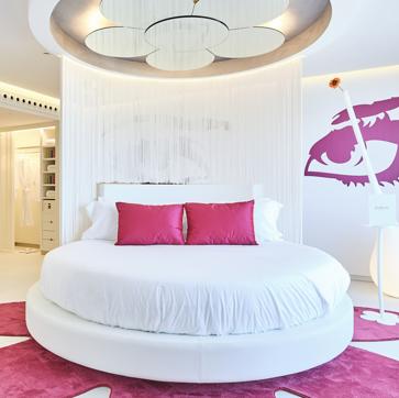 Imagen secundaria 1 - Infinity Pool, habitación y piscina central del Five Flowers Hotel.