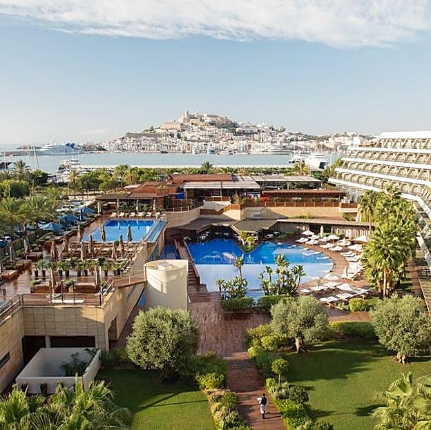 Imagen principal - Foto de Ibiza Gran Hotel, sus cabinas de tratamiento y la zona del Spa.