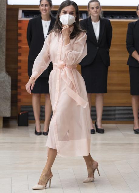Imagen - La reina Letizia con unos zapatos destalonados. / GTRES