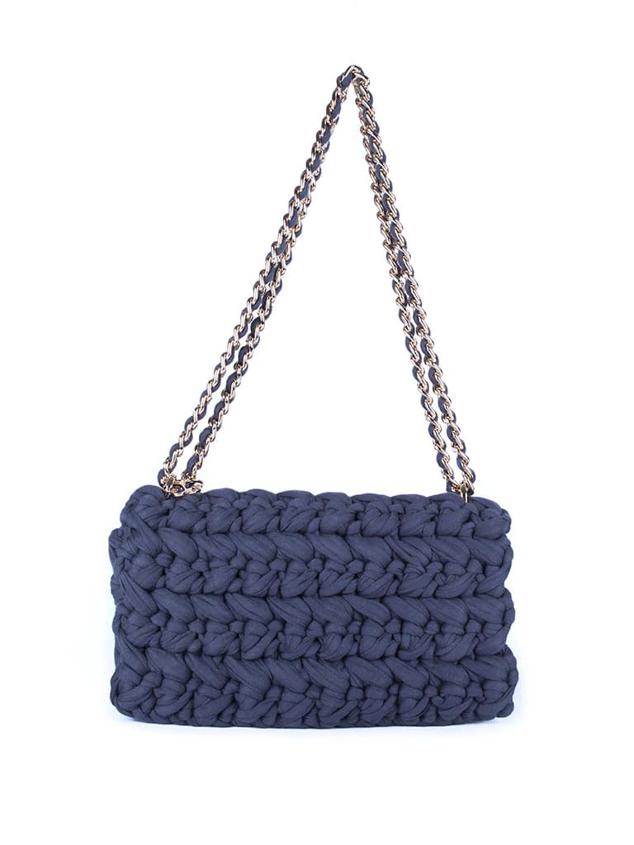 Confeccionado con trapillo en azul marino. Cuenta con materiales reciclados para garantizar procesos sostenibles. Es de Crochet&Co. Precio: 80 €.
