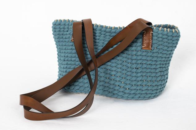 Bolso de tamaño mediano confeccionado en el proceso de cestería trenzada a dos hebras. Es de Secret Loom. Precio: 180 €. 