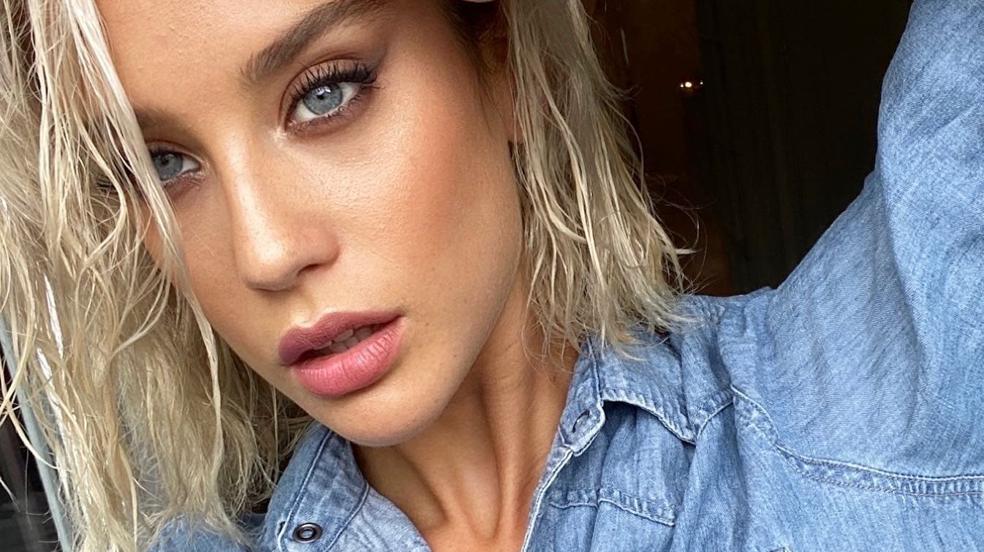 Las camisas denim son prendas atemporales que consiguen un look versátil y rejuvenecedor