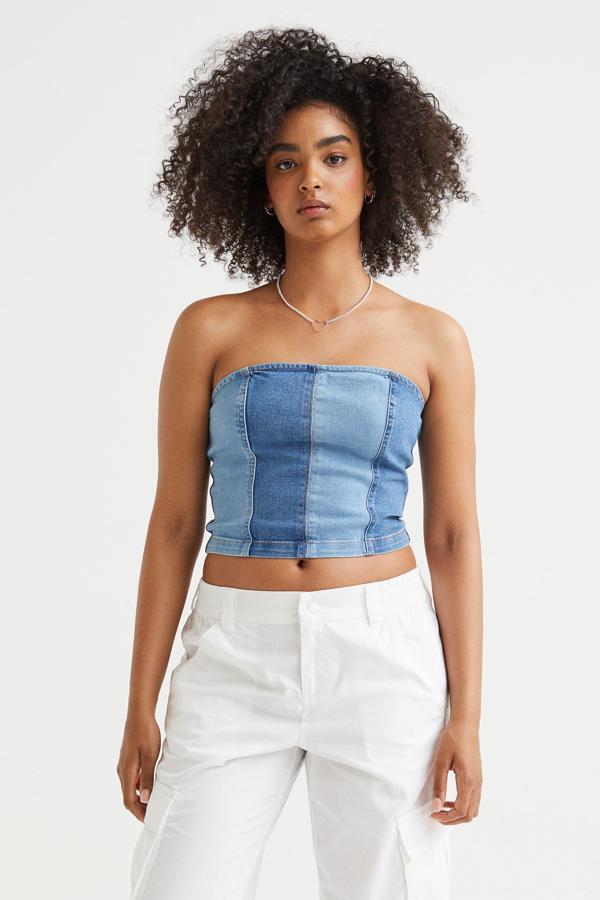 Top bandeau confeccionado en sarga y de estilo corsetero. Es un modelo entallado que estiliza la figura. Es de H&M. Precio: 14,99 €.