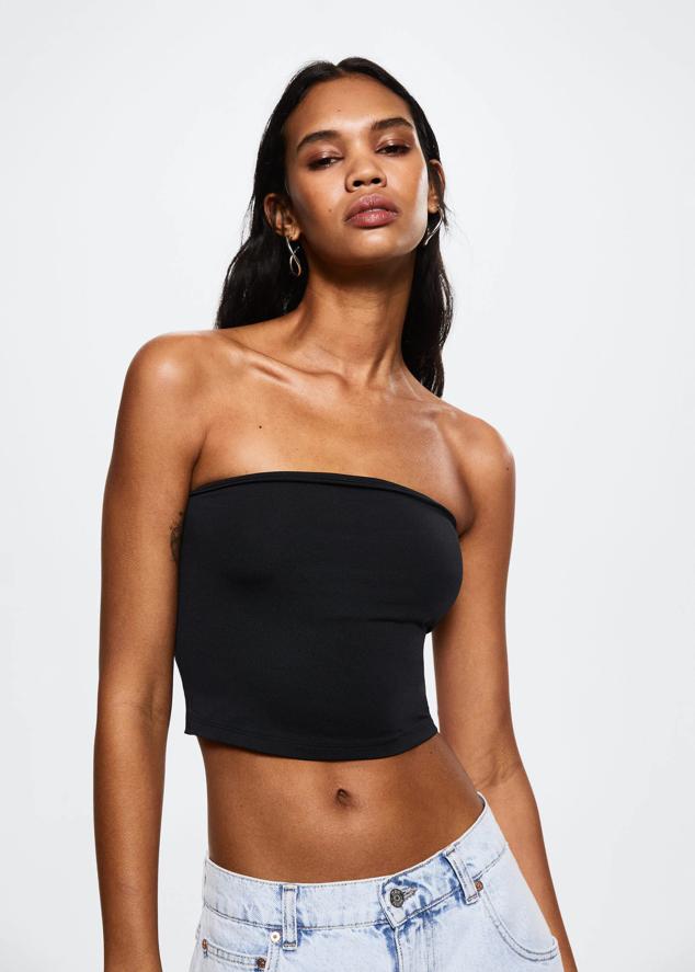 Top bandeau básico en color negro. Combínalo con vaqueros y blazer para ir a la oficina. Es de Mango. Precio: 9,99 €.