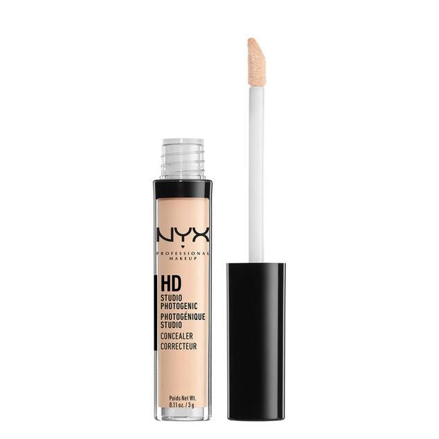 Corrige todas las imperfecciones que consideres con el corrector Photogenic Concealer Wand de NYX. Conseguirás un acabado natural y sin necesidad de aplicar más producto sobre tu rostro. Se convertirá en el producto todoterreno de tu tez. Precio: 7,90 €.