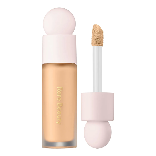 Liquid Touch de Rare Beauty es un corrector ligero y vegano. Además, logra un acabado hidratante y luminoso. Esconde al momento manchas, ojeras y rojeces con una cobertura a la medida. Precio: 23,99 €.