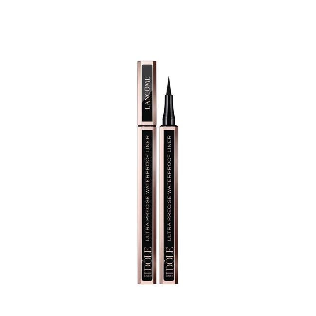 Idôle Liner Waterproof de Lancôme es un delineador ultra preciso en formato rotulador con punta flexible y fina, que define e intensifica la mirada con un potente negro uniforme mediante sus pigmentos luminosos de carbón. Aguanta todo el día al ser resistente al agua durante 24 horas. Cómpralo aquí