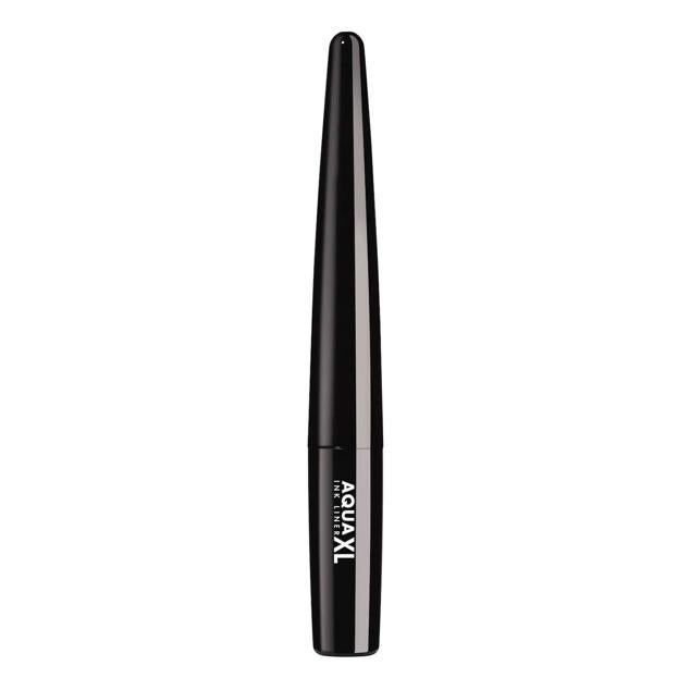 Aqua XL Ink Liner de Makeup Up For Ever es un delineador líquido resistente a la humedad, sudor y agua que resalta la mirada con su intenso color y acabado luminoso. El aplicador semiflexible permite trazar de manera precisa con mayor grosor o delgadez, según gustos, mientras que la fijación es extrema pero no se hace incomoda en el ojo. Cómpralo aquí